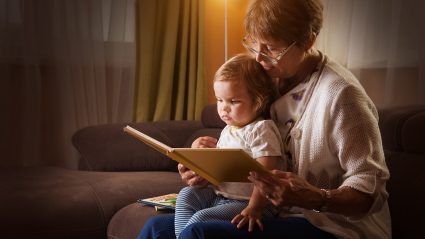 Zdjęcie ilustracyjne: Babcia czyta wnuczce książkę