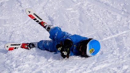 Upadek narciarza na stoku
