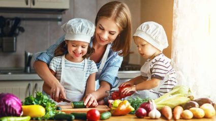 Zdjęcia ilustracyjne - Mama z dziećmi gotuje w kuchni