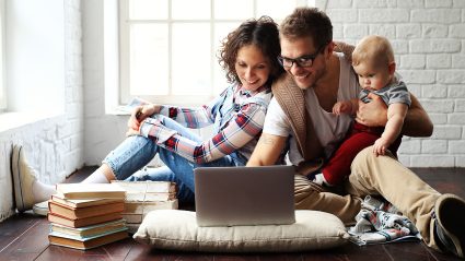 Zdjęcia ilustracyjne - Mama, tata i dziecko - Oglądają coś na ekranie komputera