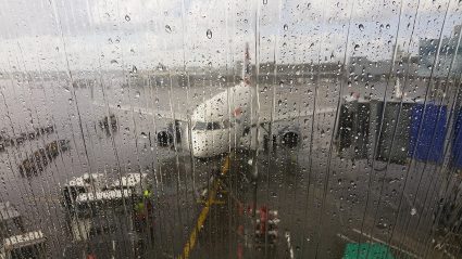 Samolot na lotnisku w strugach deszczu