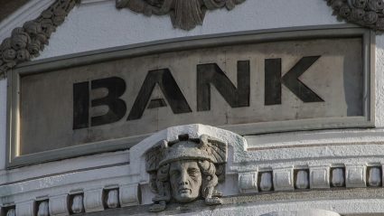 Napis: bank na budynku