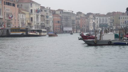 Łodzie na kanale w Wenecji