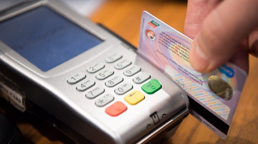 Większość Polaków woli płacić kartą lub telefonem. Gotówka w odwrocie?