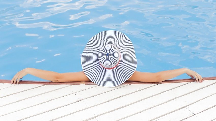 Kobieta odpoczywająca na basenie
