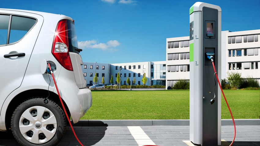 Koszt zakupu i użytkowania samochodu elektrycznego wciąż wyższy o 45% od auta spalinowego