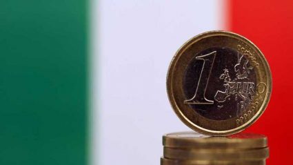 Moneta euro na tle flagi Włoch
