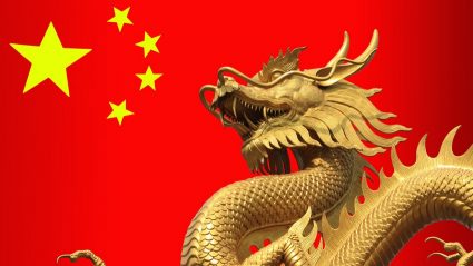 Złoty smok na tle chińskiej flagi