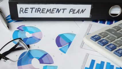 Segregator z napisem: Plan emerytarny, wykresy, kalkulator i okulary