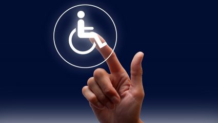 Ręka wciskająca przycisk z symbolem niepełnosprawności