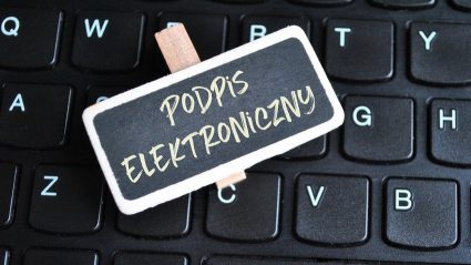 Napis podpis elektroniczny na klawiaturze komputera