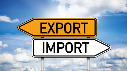 Znaki wskazujące w przeciwnych kierunkach z napisami: eksport i import