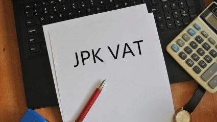 Kartka z napisem JPK Vat leżąca na klawiaturze komputera