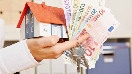 Mężczyzna trzymający domek, klucz i euro