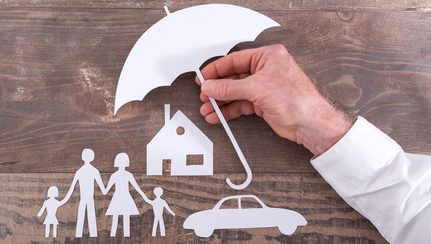 Parasolka chroniąca rodzinę, dom i samochód