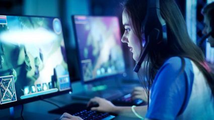 Dziewczyna grająca na komputerze w grę online