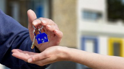 Dwie osoby przekazujące osbie klucz do mieszkania