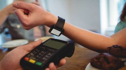 Płatności mobilne zegarkiem i terminal POS
