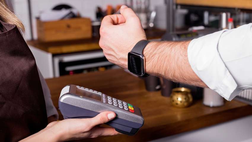 Moda na wearables: płatności za pomocą obrączki czy zegarka wchodzą do bankowości