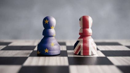 Pionki szachowe w barwach Unii Europejskiej i Wielkiej Brytanii obrazujące negocjacje ws. brexitu