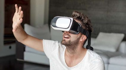 Mężczyzna w wirtualnych okularach VR