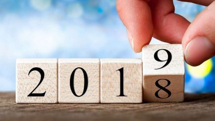 Ręka zmieniająca w kalendarzu rok 2018 na 2019