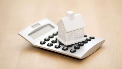 Model domu stojący na kalkulatorzy