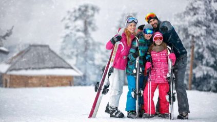 Rodzina na nartach w górach