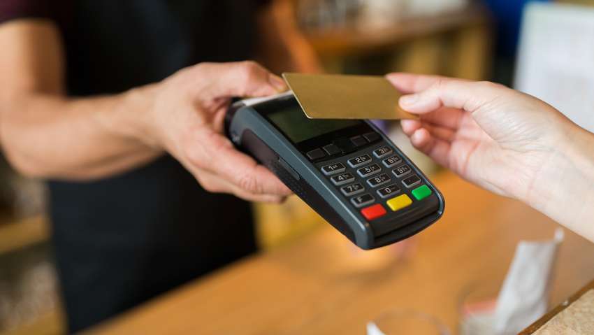 Polacy pozytywnie o płatnościach bezgotówkowych, ale nadal większość transakcji odbywa się w gotówce