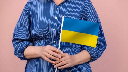 Kobieta trzymająca flagę Ukrainy
