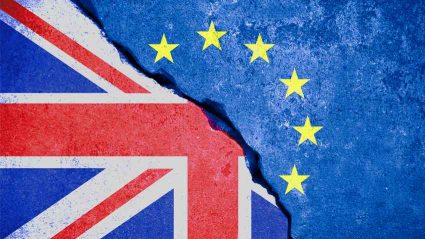 Rozdzielone flagi Wielkiej Brytanii i Unii Europejskiej symbolizujące brexit