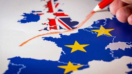 Oddzielone flagi Wielkiej Brytanii i Unii Europejskiej symbolizujące Brexit