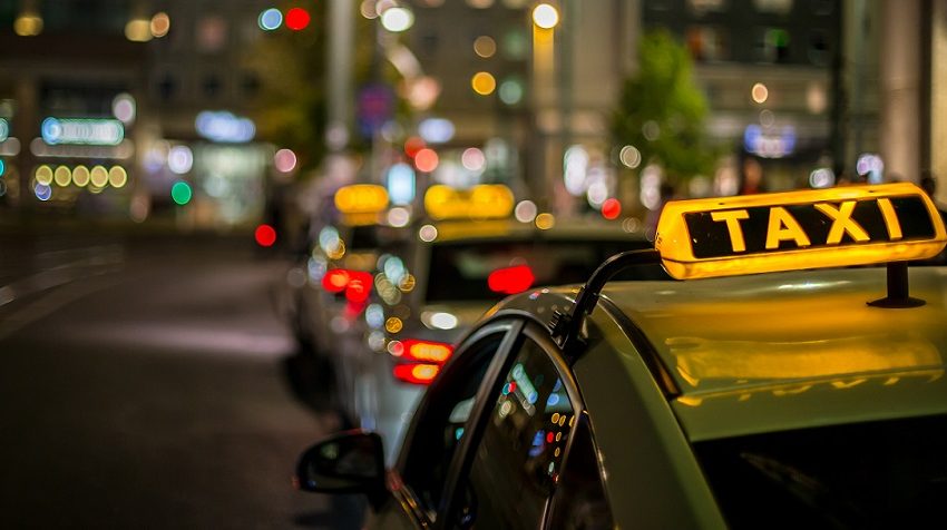Taksówki na ulicy miasta