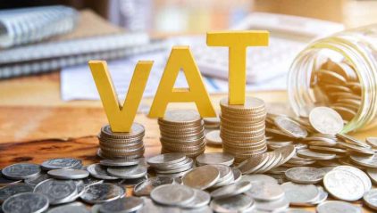 Napis VAT na stosie pieniędzy