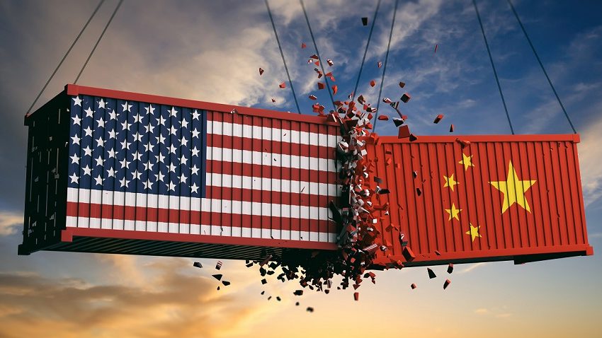 Dwa zderzające się kontenery z flagami USA i Chin