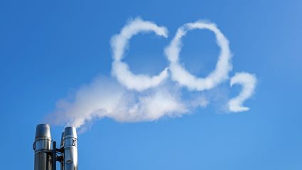 Napis CO2 na niebie