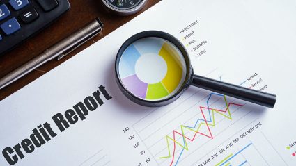 Raport o kredytach, lupa i wykresy