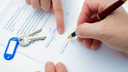Osoba podpisująca umowę najmu mieszkania