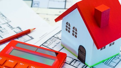 Model domu i kalkulator na planie mieszkania