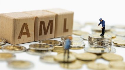 Napis AML i pieniądze