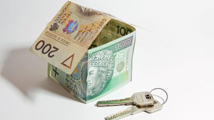 Dom ułożony z banknotów i klucze do mieszkania