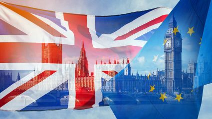 Brexit - flagi Wielkiej Brytanii i Unii Europejskiej na tle Londynu