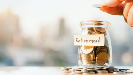 Słoik z pieniędzmi i napisem: emerytura