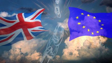 Brexit - flagi Wielkiej Brytanii i Unii Europejskiej oraz rozerwany łańcuch
