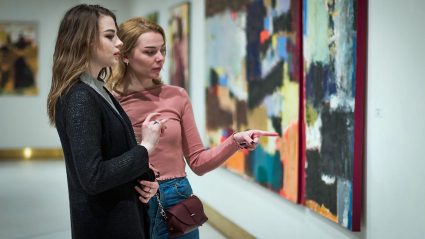 Dwie kobiety w galerii sztuki