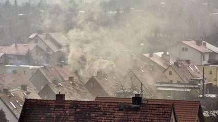 Smog nad dachami domów