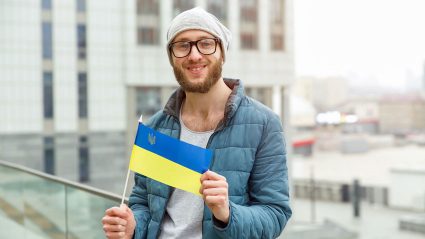 Mężczyzna trzymający flagę Ukrainy