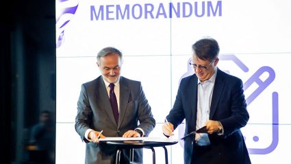 Jean Marc Harion, prezes Play, największej sieci komórkowej w Polsce oraz Wojciech Szczurek, Prezydent Miasta Gdynia podpisali memorandum