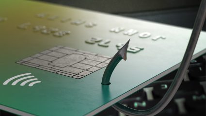 Karta kredytowa nabita na haczyk