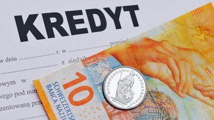 Plik franków szwajcarskich leżący na umowie kredytowej